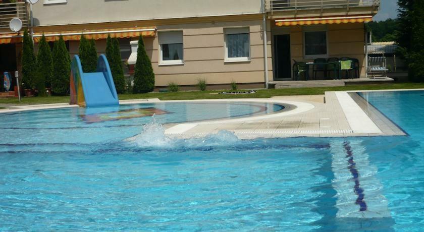 Relax Beach Apartman Hajdúszoboszló Esterno foto